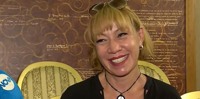 Кака Лара стана баба Точно на Ивановден дъщеря й